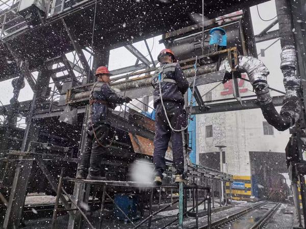 陜煤建設洗選煤運營公司檸條塔運營項目部：“斷崖式”降溫，工人“白頭”力保生產