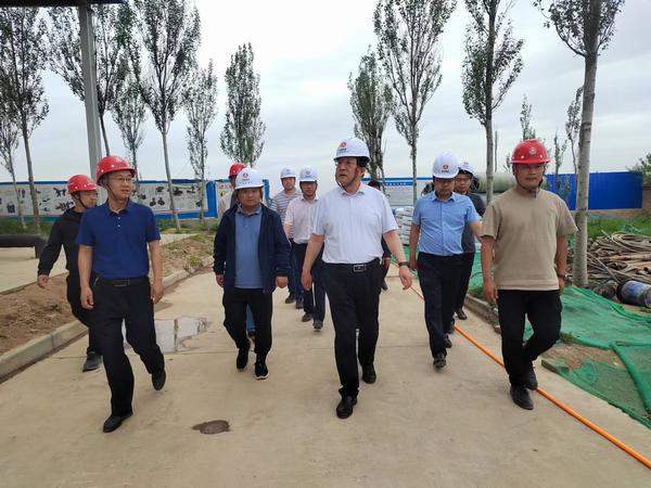 陜西彬長(zhǎng)集團(tuán)有限公司董事長(zhǎng)、黨委書記白永明一行蒞臨陜煤建設(shè)路橋分公司彬長(zhǎng)項(xiàng)目部檢查