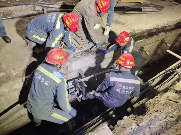 陜煤建設(shè)機電安裝公司涌鑫項目部連夜搶修電纜保障電力運行