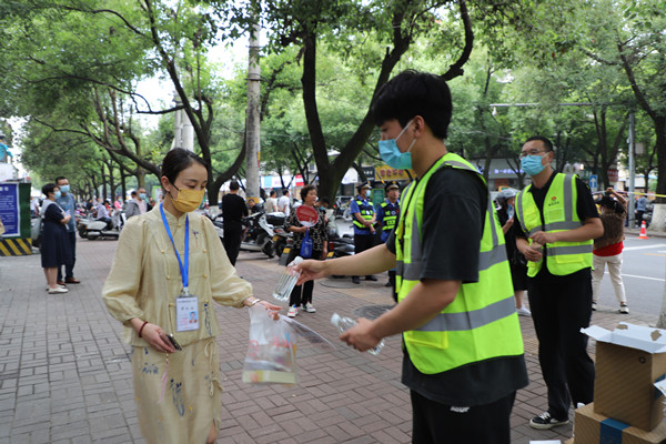 陜煤建設(shè)漢中分公司助力高考獻(xiàn)愛心 情系考生送清涼