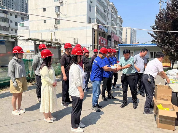 陜煤建設(shè)渭南分公司把“清涼”送到一線職工心坎上