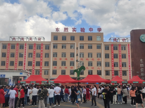 陜煤建設(shè)銅煤公司第五項目部開展“助力中考，愛心送水”志愿服務(wù)活動