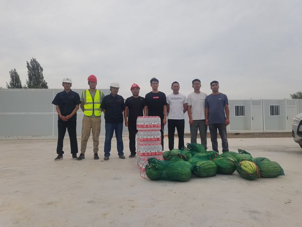 伊寧聯(lián)創(chuàng)集團組織部長謝輝蒞臨伊犁州伊寧市煤炭儲運中心基地建設(shè)項目開展“送清涼”慰問