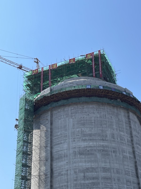 陜煤建設(shè)咸陽分公司承建的雙龍煤業(yè)儲(chǔ)煤設(shè)施改造項(xiàng)目末煤倉順利封頂