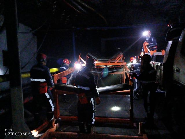 陜煤建設(shè)韓城分公司張家峁項(xiàng)目部順利完成3104膠運(yùn)順槽帶式輸送機(jī)安裝工程