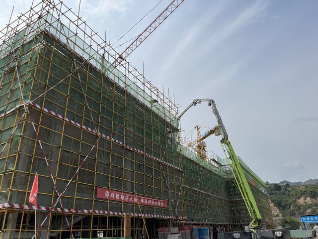 陜煤建設韓城分公司承建的韓城礦業(yè)王峰煤礦聯(lián)合建筑樓主體結(jié)構(gòu)順利封頂