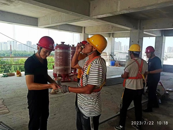 陜煤建設(shè)渭南分公司第一項(xiàng)目部：你戰(zhàn)高溫，我送清涼，這個(gè)夏天不服“暑”！