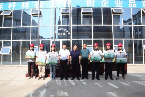 王明智深入重點項目開展“送清涼”慰問活動