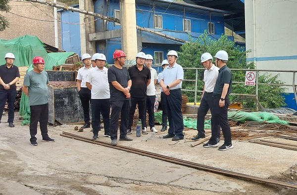 彬長(zhǎng)集團(tuán)黨委書(shū)記、董事長(zhǎng)白永明一行深入陜煤建設(shè)渭南分公司第三項(xiàng)目部檢查指導(dǎo)