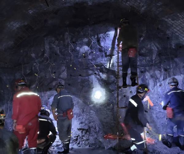 陜煤建設(shè)礦建二公司王峰項目部兩個巷道精準貫通