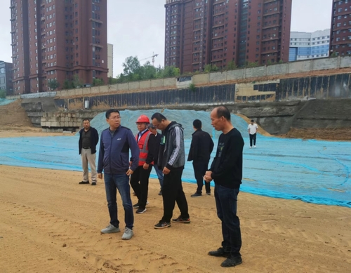 榆林市城市投資房地產(chǎn)開(kāi)發(fā)有限公司執(zhí)行董事、總經(jīng)理徐鯤一行蒞臨榆溪圣境項(xiàng)目檢查指導(dǎo)工作