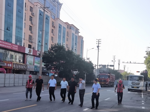 榆林市住建局黨組書(shū)記、局長(zhǎng)紀(jì)磊一行蒞臨上郡北路道路綜合整治提升工程檢查指導(dǎo)工作