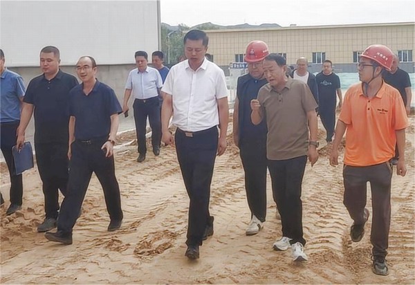 綏德縣縣委副書記、縣長王誠一行蒞臨陜煤建設(shè)路橋分公司綏德縣第二凈水廠工程調(diào)研