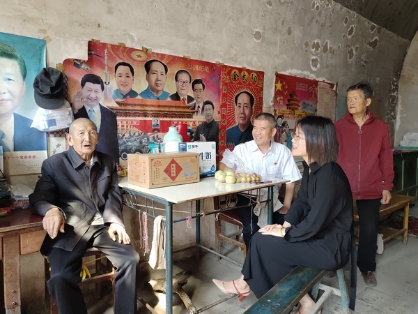 陜煤建設澄合分公司：初秋送溫暖 愛心慰孤老