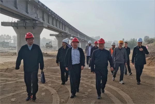 陜西鐵路物流集團(tuán)副總經(jīng)理李博一行陜西鐵路物流集團(tuán)副總經(jīng)理李博一行深入陜煤建設(shè)路橋分公司靖神鐵路項目檢查指導(dǎo)靖神鐵路項目檢查指導(dǎo)