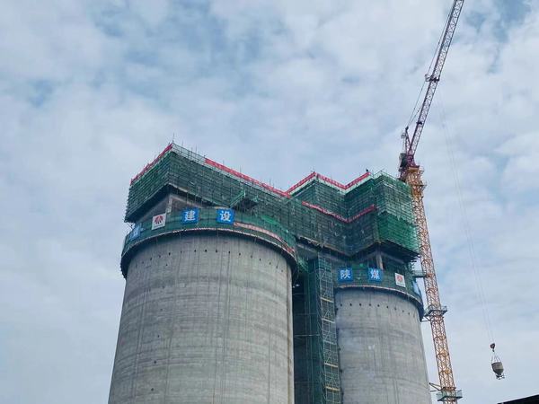 陜煤建設(shè)天工公司承建的胡家河（孟村）煤炭鐵路專用線改擴(kuò)建項目儲煤倉工程順利封頂