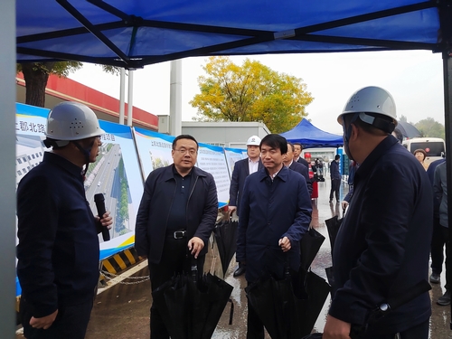 榆林市委副書記、市長張勝利一行蒞臨陜煤建設(shè)承建的上郡北路道路綜合整治提升項目觀摩指導(dǎo)工作