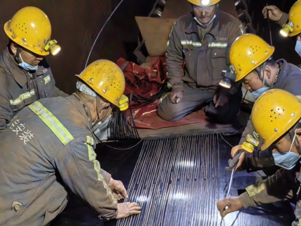 陜煤建設(shè)機(jī)電安裝公司酒鋼項目部“打響”皮帶搶修戰(zhàn)