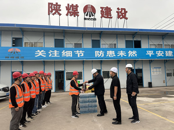 慰問暖人心 關愛鼓干勁