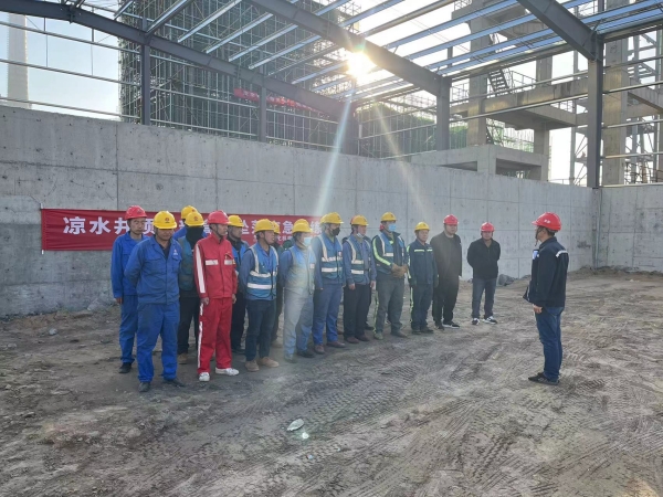 陜煤建設(shè)機(jī)電安裝公司涼水井項(xiàng)目部開展高處墜落演練活動(dòng)