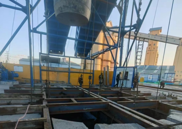 陜煤建設(shè)礦建三公司袁大灘礦二號(hào)回風(fēng)立井封口盤(pán)、吊盤(pán)安裝順利完成