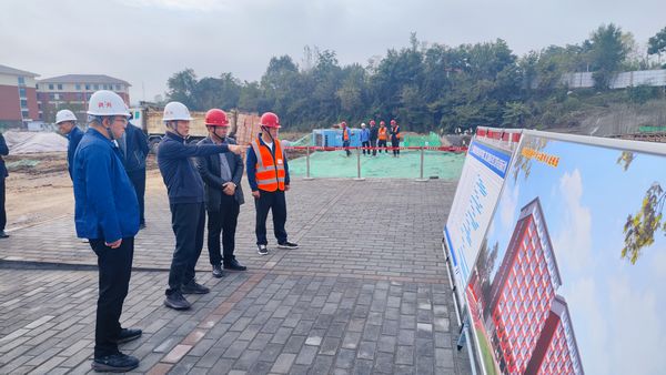 侯本英深入漢陰縣實驗中學(xué)二期項目檢查指導(dǎo)工作