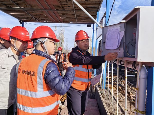 陜煤建設(shè)天工公司新疆第一項(xiàng)目部開(kāi)展“小問(wèn)題、大隱患、堵漏洞、保安全”活動(dòng)