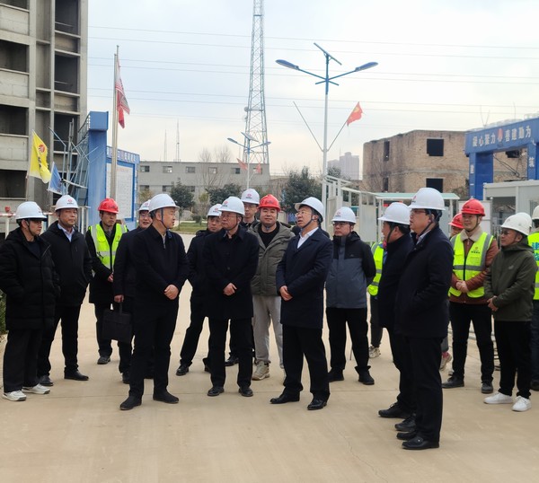 銅川礦業(yè)有限公司黨委書(shū)記、董事長(zhǎng)路根奎一行蒞臨陜煤建設(shè)銅煤公司承建的銅煤三號(hào)居住區(qū)檢查指導(dǎo)工作