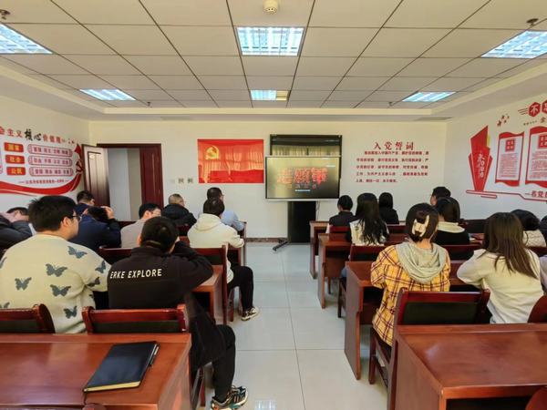 陜煤建設煤礦運營服務分公司：組織觀看紅色影片《志愿軍：雄兵出擊》  汲取奮進力量