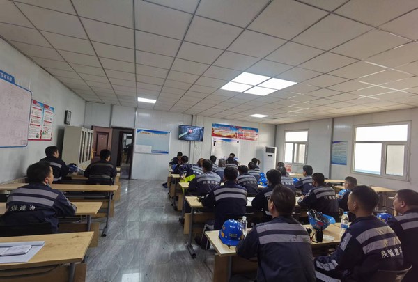 陜煤建設(shè)洗選煤運營公司紅柳林洗煤廠項目部： 一防一止降險  一守一護(hù)保安