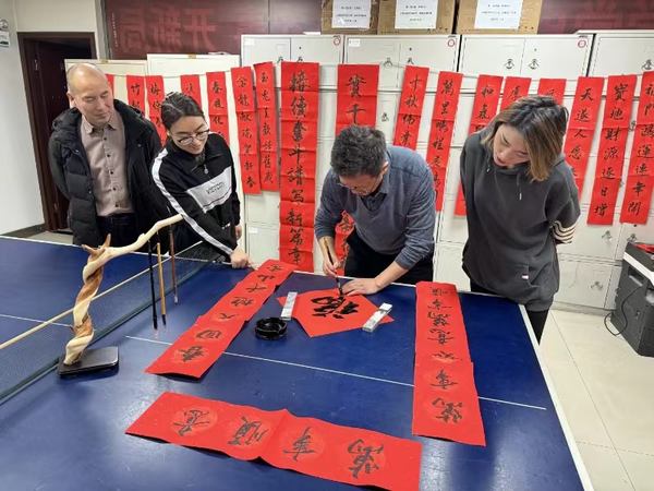 陜煤建設(shè)礦建二公司開展“翰墨飄香 迎新春 寫春聯(lián) 送祝福”活動