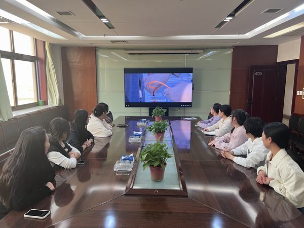 陜煤建設(shè)煤礦運(yùn)營(yíng)服務(wù)分公司：組織女職工觀(guān)看巾幗勞模工匠大宣講直播節(jié)目