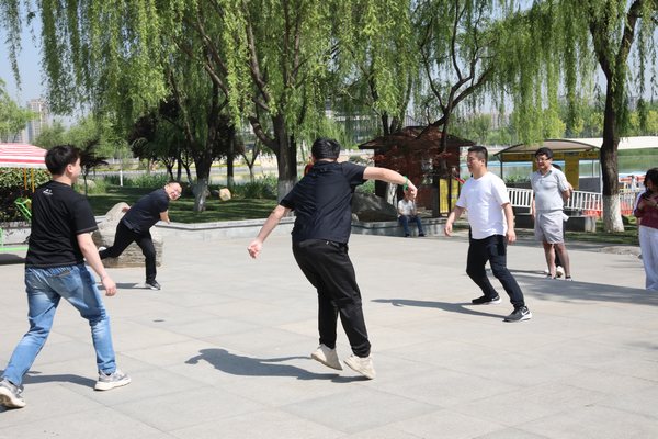 陜煤建設(shè)路橋分公司舉辦“迎五一、鼓干勁、促團結(jié)”懷舊嘉年華趣味活動