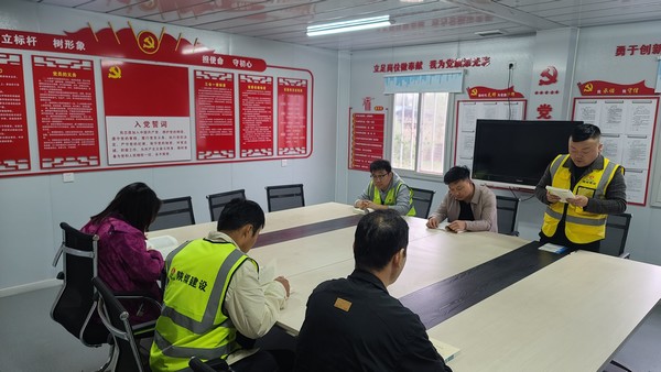 陜煤建設(shè)銅煤公司第一項(xiàng)目部組織“讀經(jīng)典，傳遞青春能量”青年職工主題活動(dòng)