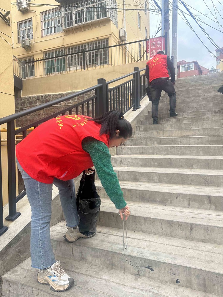 陜煤建設(shè)機(jī)電安裝公司：志愿服務(wù)迎“五一”，文明與愛齊傳遞