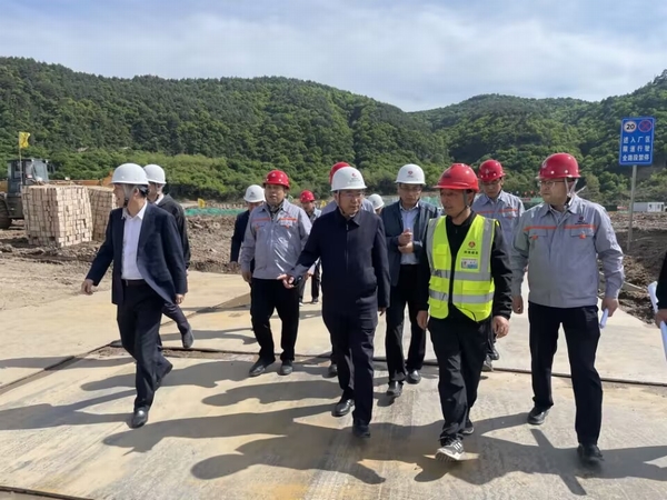 陜煤集團副總經理杜平一行蒞臨黃陵礦業(yè)店頭電廠二期2×1000MW機組擴建項目主廠房樁基項目檢查指導工作