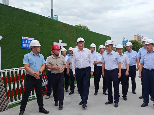 陜煤集團(tuán)黨委副書記、思創(chuàng)高管院執(zhí)行院長(zhǎng)張海泉一行蒞臨陜煤建設(shè)天工公司漢陰縣實(shí)驗(yàn)中學(xué)二期項(xiàng)目指導(dǎo)調(diào)研
