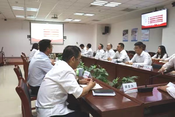 聽(tīng)專(zhuān)題黨課 守廉政底線(xiàn)