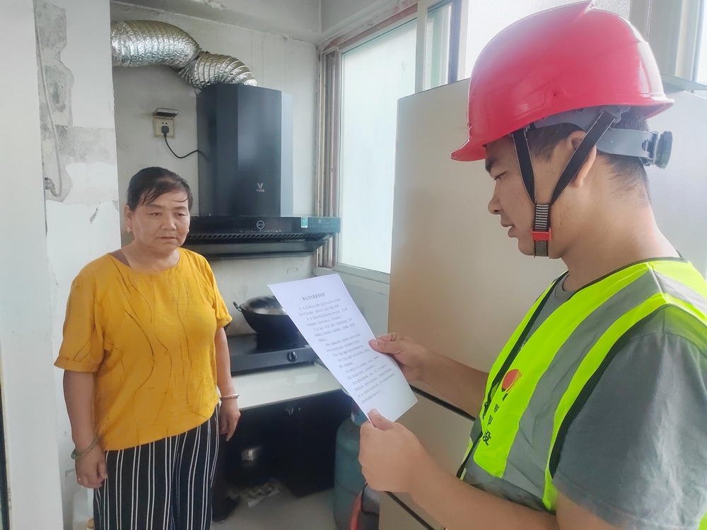 陜煤建設(shè)路橋分公司彬長項(xiàng)目部開展“工地安全知識普及進(jìn)社區(qū)”志愿活動