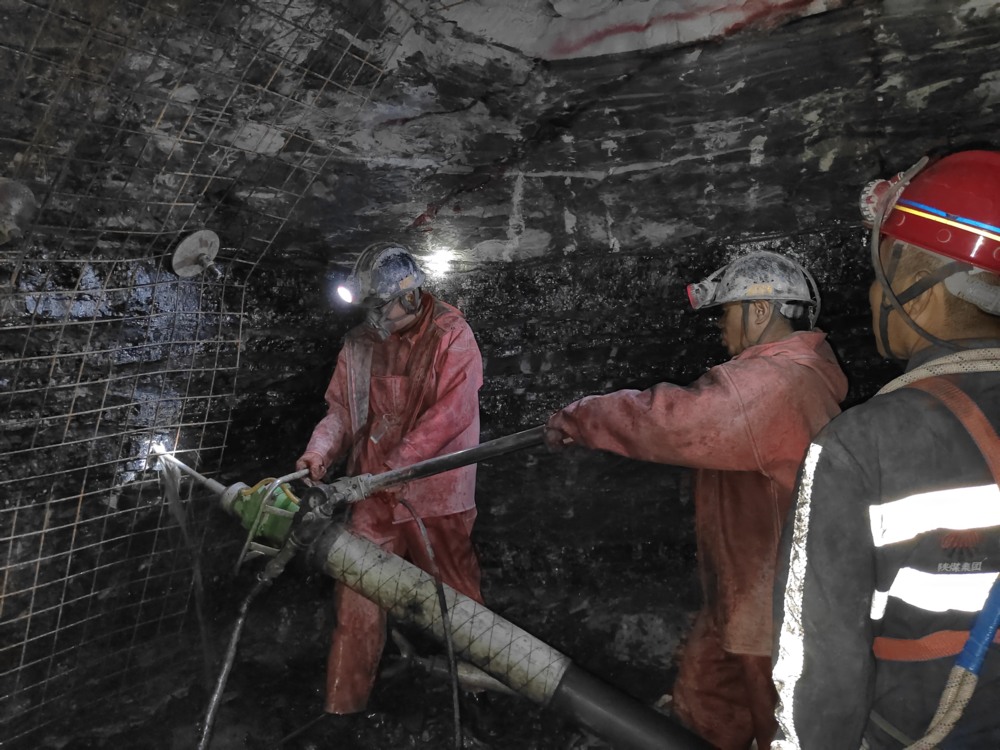 陜煤建設(shè)礦建三公司承建的貫屯煤礦西翼進(jìn)、回風(fēng)立井圓滿完成揭煤工作