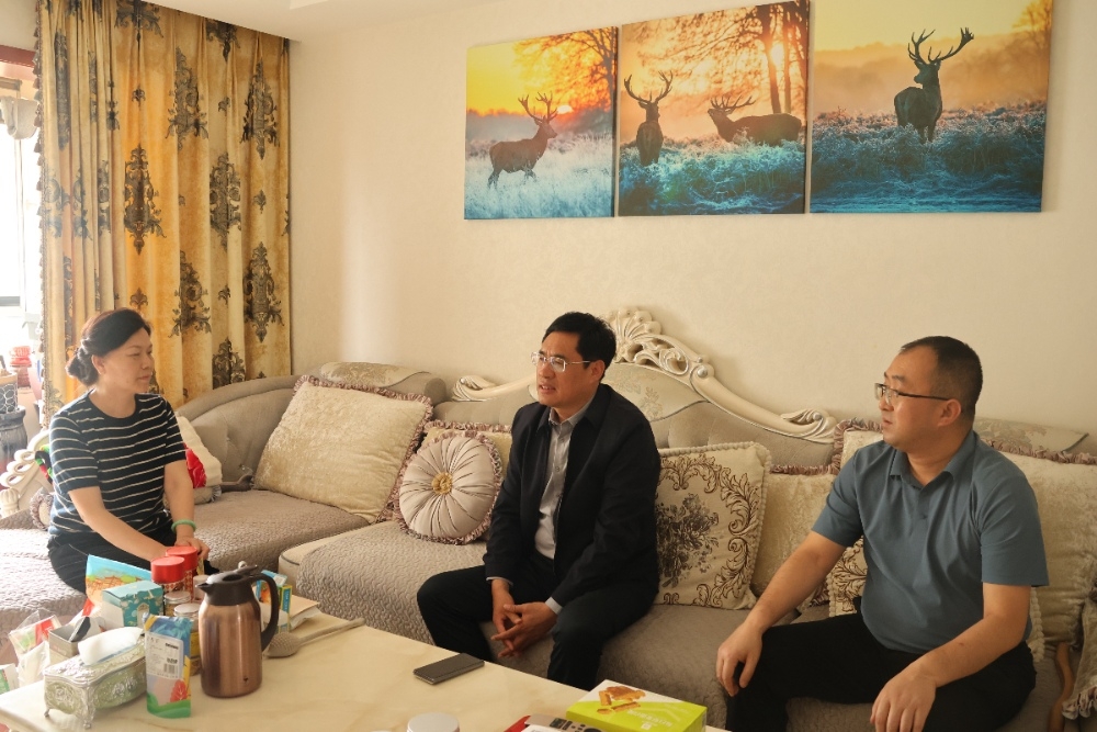 陜煤建設(shè)領(lǐng)導(dǎo)國(guó)慶節(jié)前看望慰問困難黨員家屬