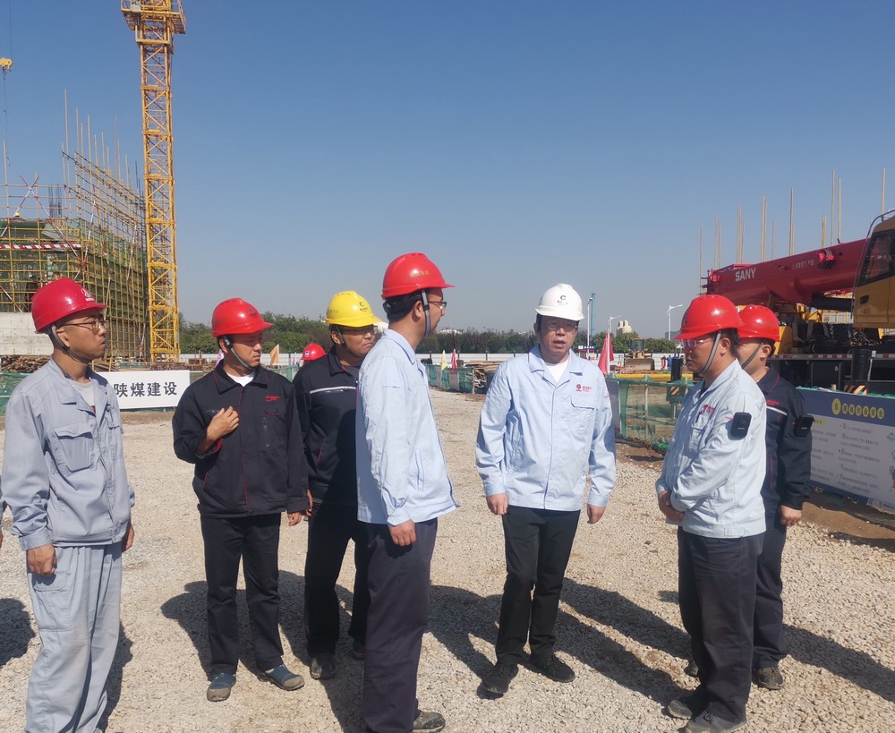 蒲城清潔能源化工有限責(zé)任公司黨委書記、董事長(zhǎng)封建利一行深入陜煤建設(shè)天工公司基層項(xiàng)目部檢查指導(dǎo)