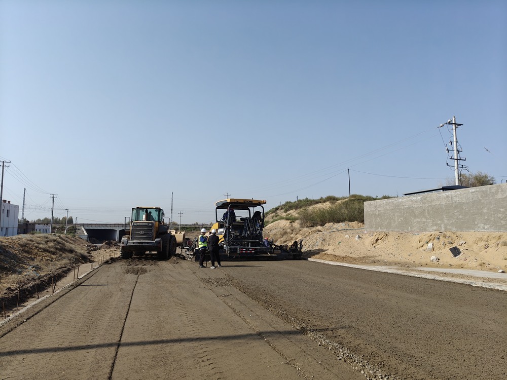 陜煤建設(shè)路橋分公司物流園區(qū)二號(hào)進(jìn)場道路大干快上，吹響項(xiàng)目建設(shè)“沖鋒號(hào)”