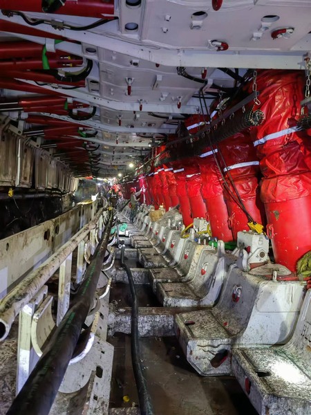 陜煤建設(shè)煤礦運(yùn)營(yíng)服務(wù)分公司：巴拉素煤礦22盤區(qū)2201綜采工作面機(jī)電設(shè)備安裝工程單機(jī)通電試運(yùn)轉(zhuǎn)圓滿成功