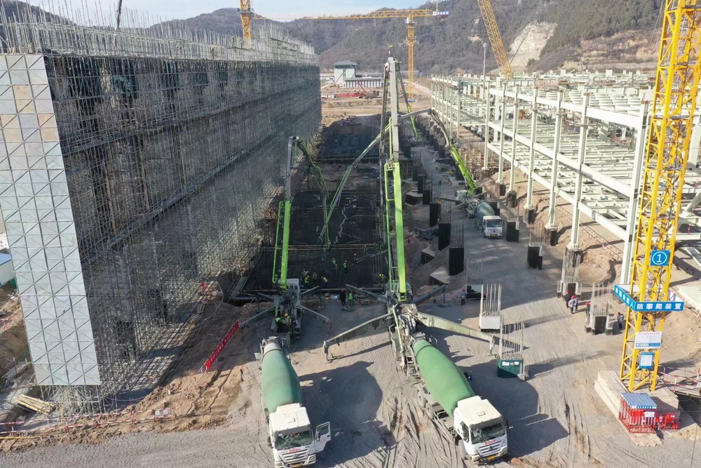 陜煤建設(shè)黃陵電廠項(xiàng)目部：三臺(tái)汽車(chē)泵，25小時(shí)，2830立方米混凝土順利完成澆筑