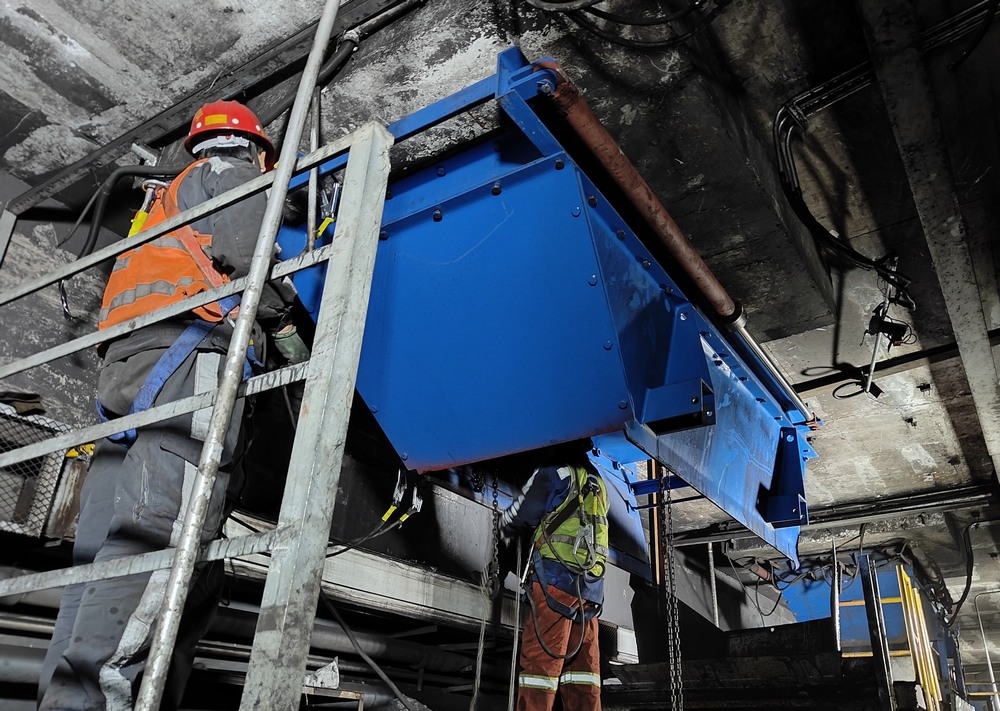 陜煤建設(shè)洗選煤運(yùn)營(yíng)分公司第二項(xiàng)目部：落煤塔暗道給煤機(jī)更換工程順利竣工，助力煤礦高效生產(chǎn)