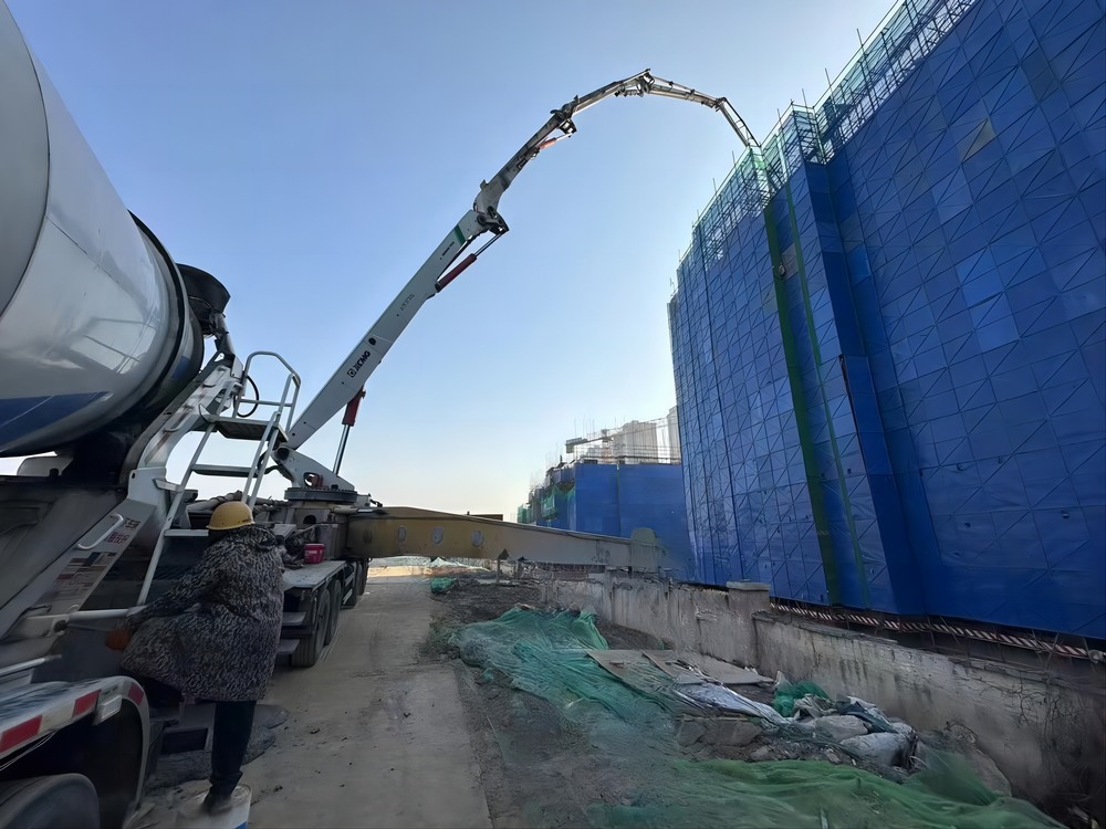 陜煤建設(shè)天工公司承建的大秦·山水逸境項(xiàng)目1#、2#樓工程主體結(jié)構(gòu)順利封頂