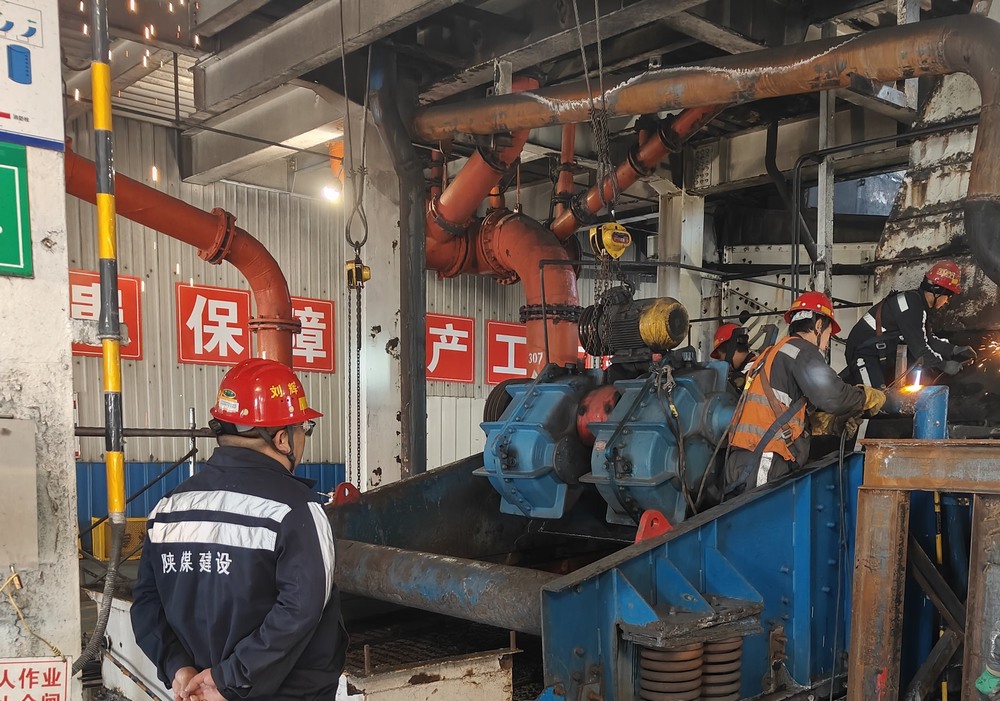 陜煤建設(shè)洗選煤運(yùn)營(yíng)公司第二項(xiàng)目部：新年破曉，檸條塔煤礦主洗車間預(yù)濕篩與矸石脫介篩 “迭代升級(jí)” 之戰(zhàn)打響