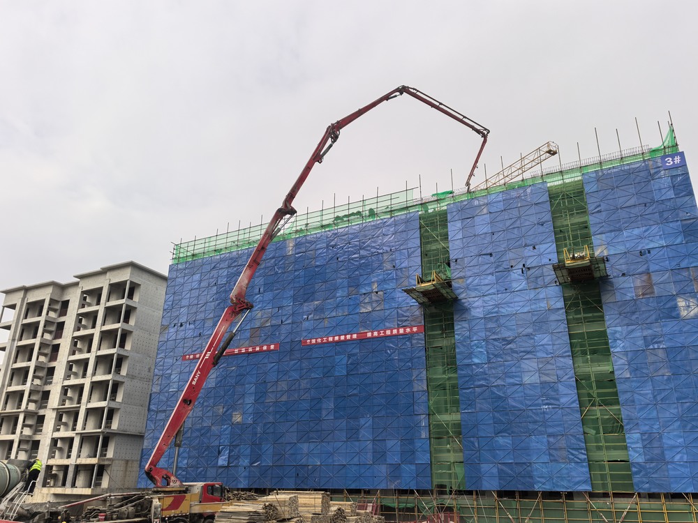 實(shí)力彰顯！陜煤建設(shè)天工公司承建的大秦·山水逸境項(xiàng)目全部工程主體結(jié)構(gòu)順利封頂