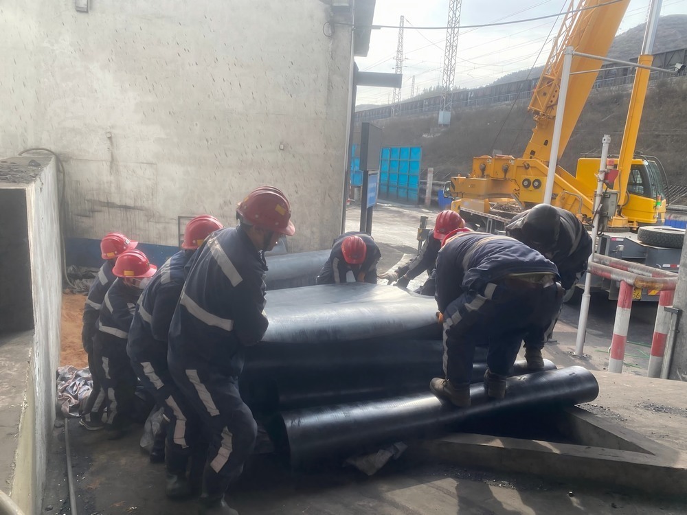 陜煤建設(shè)韓城分公司張家峁項目部圓滿完成張家峁煤礦快速裝車站601膠帶機(jī)膠帶更換項目檢修任務(wù)